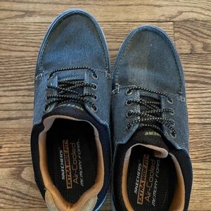 Skechers Air cooled memory foam 8.5 4e wide shoes